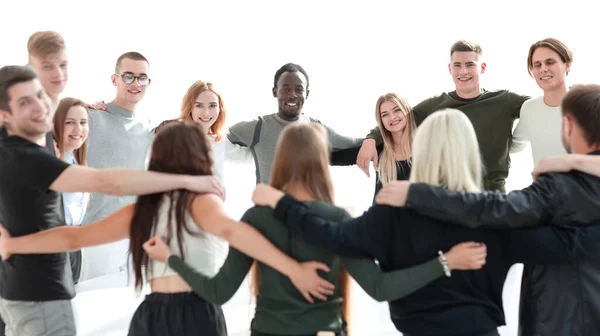 Zblízka. šťastní mladí lidé stojící v kruhu. — Stock fotografie