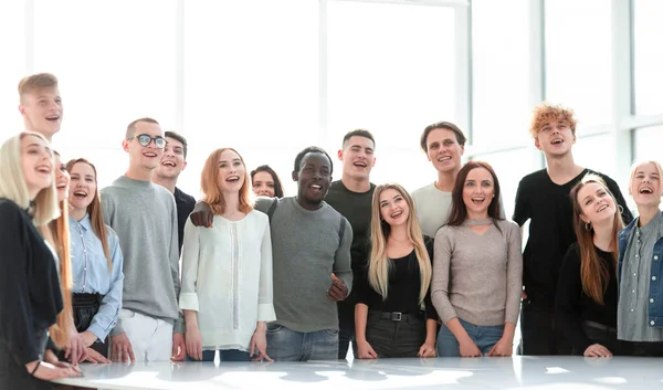 Gruppe unterschiedlicher junger Menschen steht zusammen — Stockfoto