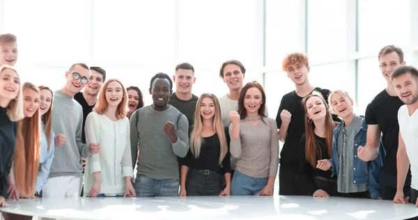 Группа различных молодых людей, стоящих вместе — стоковое фото