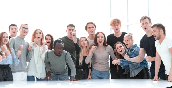 Groep van diverse jongeren die bij elkaar staan — Stockfoto