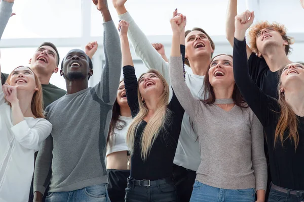 Gruppe mit jungen Leuten, die ihre Erfolge zeigen — Stockfoto