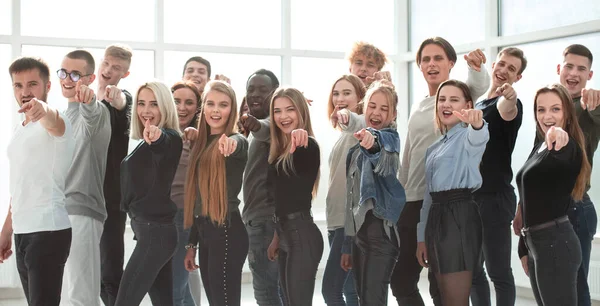 Groep jonge gelijkgestemde mensen die naar je wijzen — Stockfoto