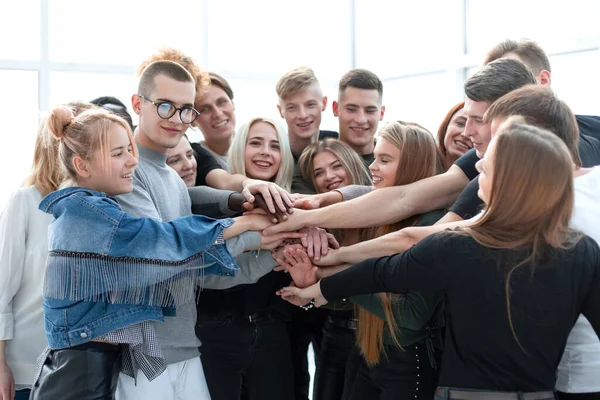 Большая группа молодых людей, демонстрирующих свое единство — стоковое фото