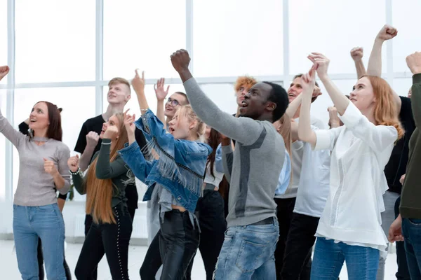 Fecha. diversos jovens felizes em pé juntos . — Fotografia de Stock