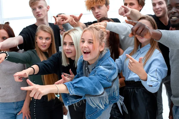 Nahaufnahme. eine Gruppe junger Leute zeigt auf einen Punkt — Stockfoto