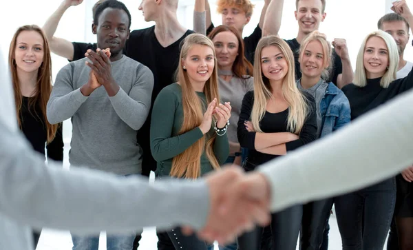 På nära håll. Handslag mot unga affärspartner . — Stockfoto