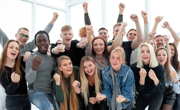 Doe dicht. een groep gelukkige jongeren — Stockfoto