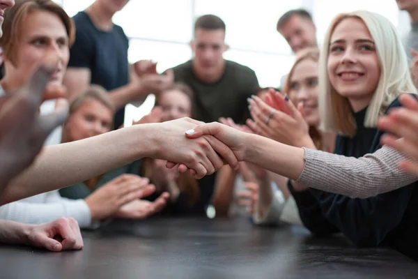 Gruppe junger Leute applaudiert den Teilnehmern des Treffens — Stockfoto