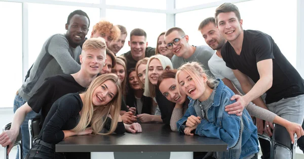 Grande grupo de amigos alegres sentados à mesa — Fotografia de Stock