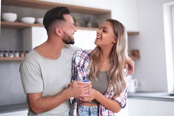 Feliz pareja joven en la cocina en buen tiempo de la mañana —  Fotos de Stock