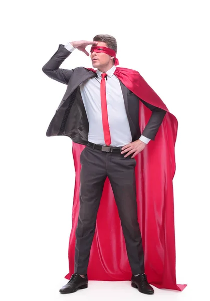 Внимательный бизнесмен-супергерой смотрит вдаль — стоковое фото