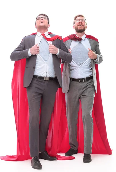 Deux collègues d'affaires en capes rouges debout dans la pose Superman — Photo