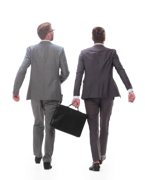Οπίσθια όψη. Δύο επιχειρηματίες περπατούν μαζί.. — Φωτογραφία Αρχείου