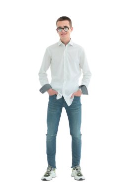 Tam gelişim. Gündelik giysiler içinde genç bir kadın.