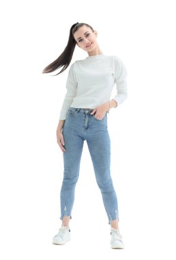 Tamamen büyümüş. Gündelik giysiler içinde güzel bir genç kadın.