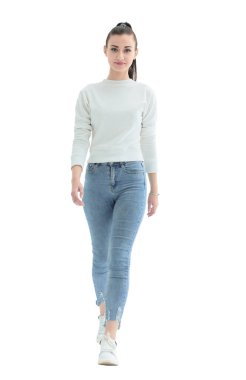 Tam gelişim. Bir adım öne çıkan hoş bir genç kadın.