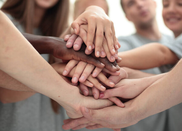 Закрывай. башня из рук молодой команды
.