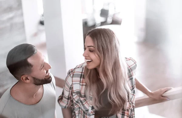 Jovem casal subiu as escadas para o seu novo apartamento — Fotografia de Stock