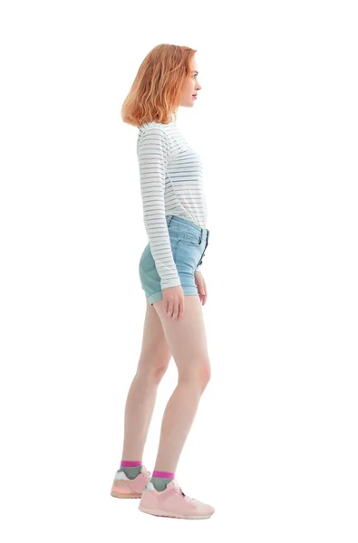 Vista lateral. mujer joven moderna en pantalones cortos de mezclilla . —  Fotos de Stock