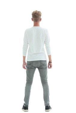 Dikiz aynası. Beyaz duvarın önünde duran gözlüklü sıradan bir adam.