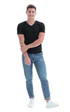 Tam gelişim. Siyah tişörtlü sıradan gülümseyen adam.
