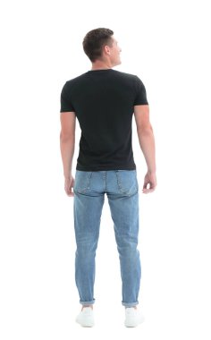 Dikiz aynası. Siyah tişörtlü bir adam beyaz bir duvara bakıyor.