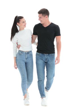 Tam gelişim. Sıradan genç bir çift birlikte yürüyor.