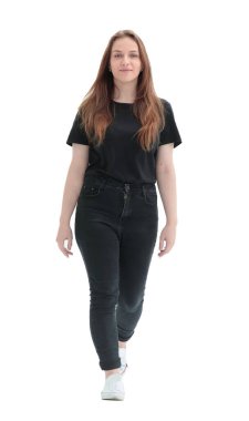 Tam boy. Kendine güvenen genç bir kadın hedefine doğru ilerliyor. .