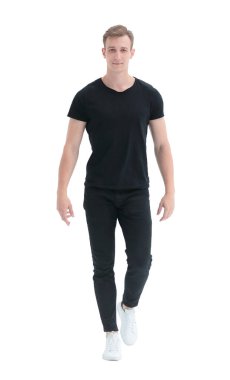 Tam gelişim. Kendine güvenen genç adam bir adım öne çıkıyor.