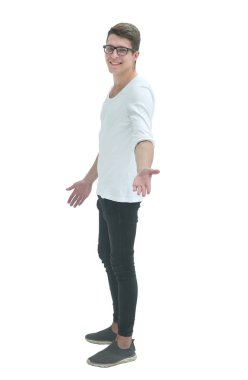 Gözlüklü genç adam fotokopi alanına bakıyor.