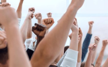Yukarı bakan bir gençlik grubunun kırpılmış resmi.