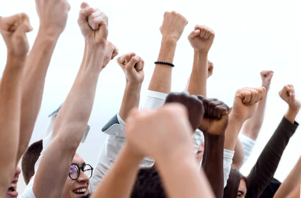 Abgeschnittenes Bild einer Gruppe junger Menschen, die die Hände in die Höhe halten — Stockfoto