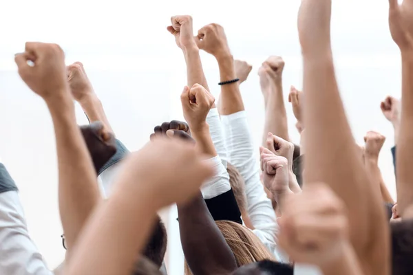 Immagine ritagliata di un gruppo multirazziale di persone che tengono le mani in alto . — Foto Stock