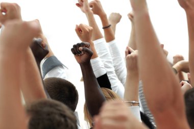 Üst Manzara. İleriye doğru adım atan gençler.