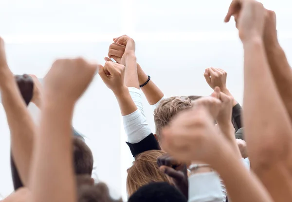 Ansicht von oben. Reihen junger Menschen schreiten voran — Stockfoto