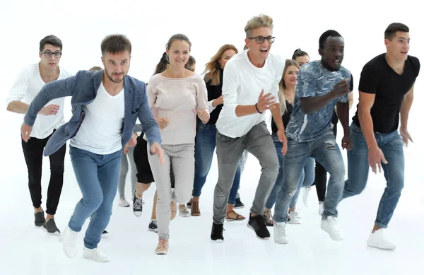 Grupo casual de jovens estão correndo rapidamente para o seu objetivo . — Fotografia de Stock