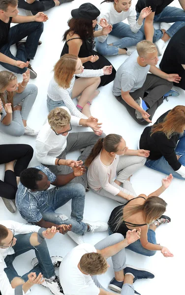 Ležérní skupina mladých lidí meditujících na podlaze. — Stock fotografie