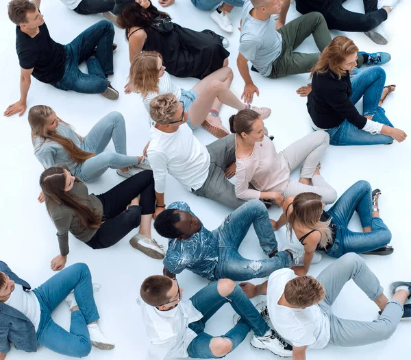 Gran grupo informal de jóvenes sentados en el suelo. — Foto de Stock