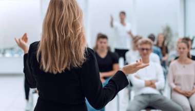 Parlak bir konferans odasında bir iş seminerinin arkaplan resmi