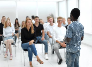 Üst Manzara. Bir grup sıradan genç birlikte alkışlıyor.