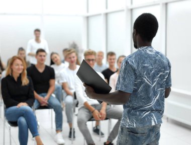 Üst Manzara. Bir grup sıradan genç birlikte alkışlıyor.