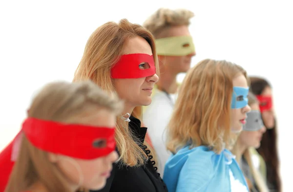 Serieus superheld meisje staan met haar vrienden. — Stockfoto