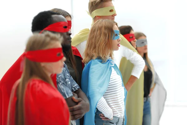 Serieus superheld meisje staan met haar vrienden. — Stockfoto