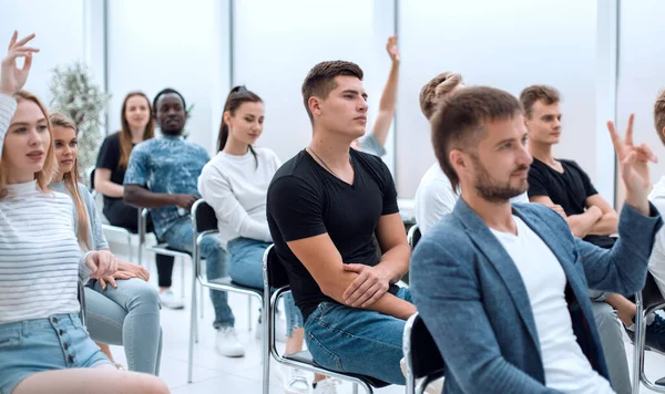 Jovem casual sentado entre os ouvintes seminário — Fotografia de Stock