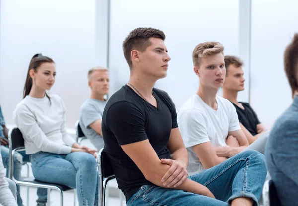 Skupina různorodých mladých mužů dívající se do kamery — Stock fotografie