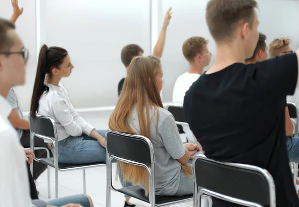 Diverse jongeren applaudisseren terwijl ze op dezelfde rij zitten — Stockfoto