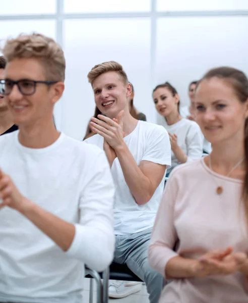 Ungdomsgruppen applåderar vid ett gruppmöte — Stockfoto