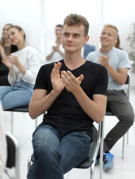 Gruppe junger Leute applaudiert bei einem Gruppentreffen — Stockfoto