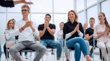 Konferans odasının arka planındaki sıradan adam.