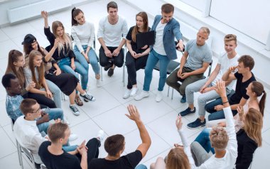 Katılımcılar iş semineri sırasında soru soruyorlar